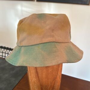 FREE PEOPLE blue & yellow tie dye bucket hat ✨